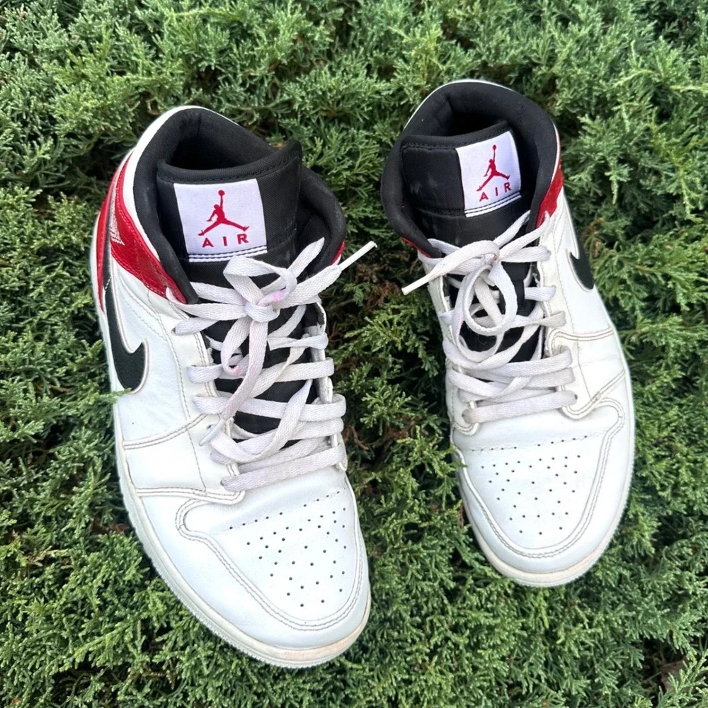 Nike Air‎ Jordan 1 Mid Chicago Athletic Shoes Men's Size 9 White Black Gym Red